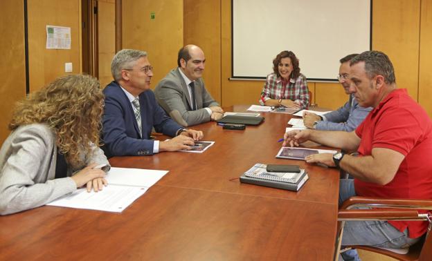 Ana Belén Álvarez se reunió con representantes de los sindicatos y de la patronal. 