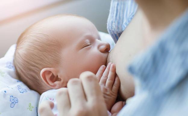 El PSOE ofrece igualar los permisos de paternidad y acabar con el copago sanitario