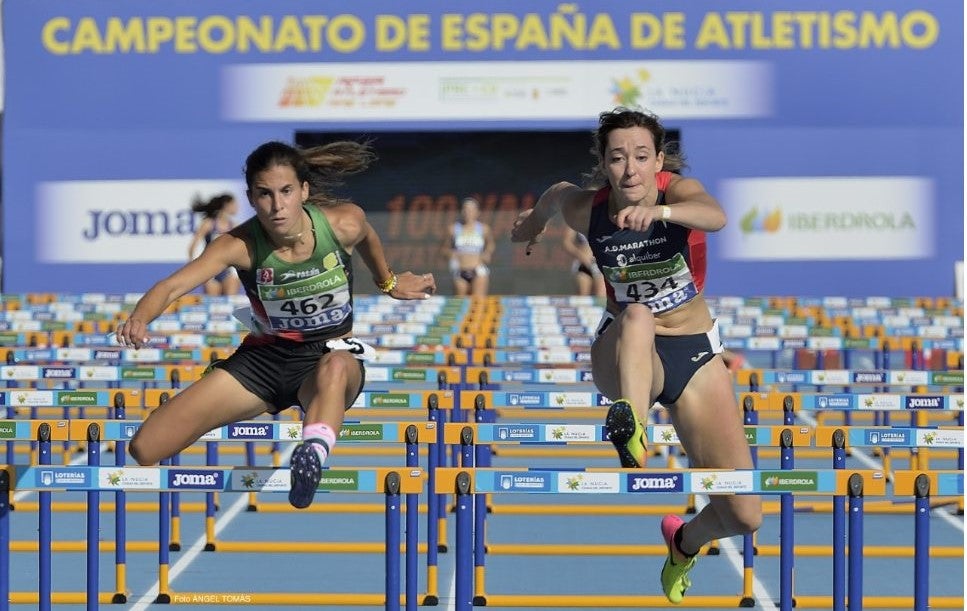 Andrea Medina (izquierda) y Valvanuz Cañizo, en una de las series de los 100 vallas.