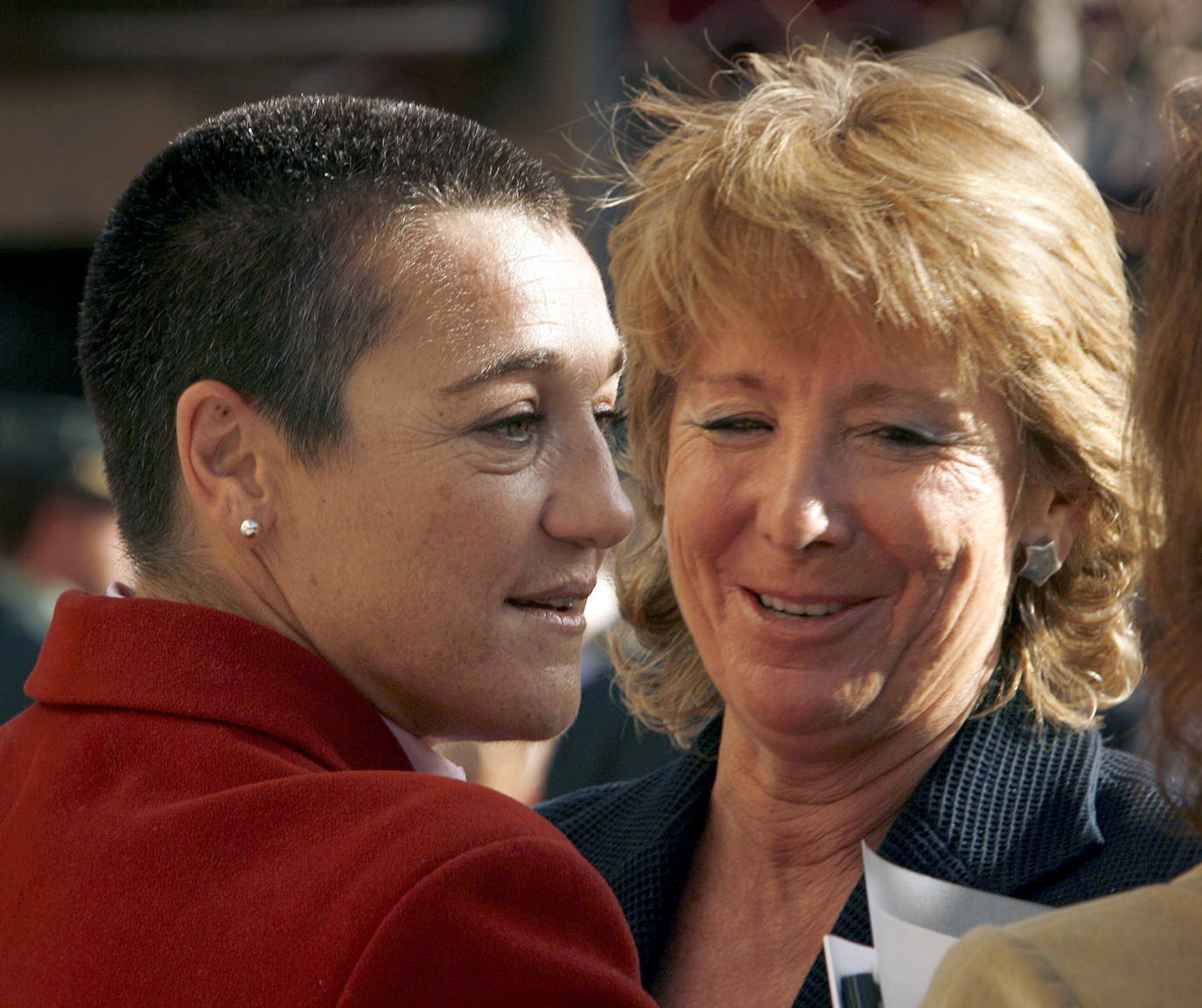 La esquiadora Blanca Fernández Ochoa (i), junto a la presidenta de la Comunidad de Madrid, Esperanza Aguirre (d), durante el homenaje celebrado en el año 2006, en la Plaza Mayor de Cercedilla, a Paquito Fernández Ochoa y otros 28 campeones de esquí que nacieron en la localidad serrana.