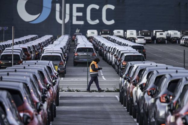 Un vigilante, junto a los coches estacionados en el aparcamiento del Puerto de Santander.