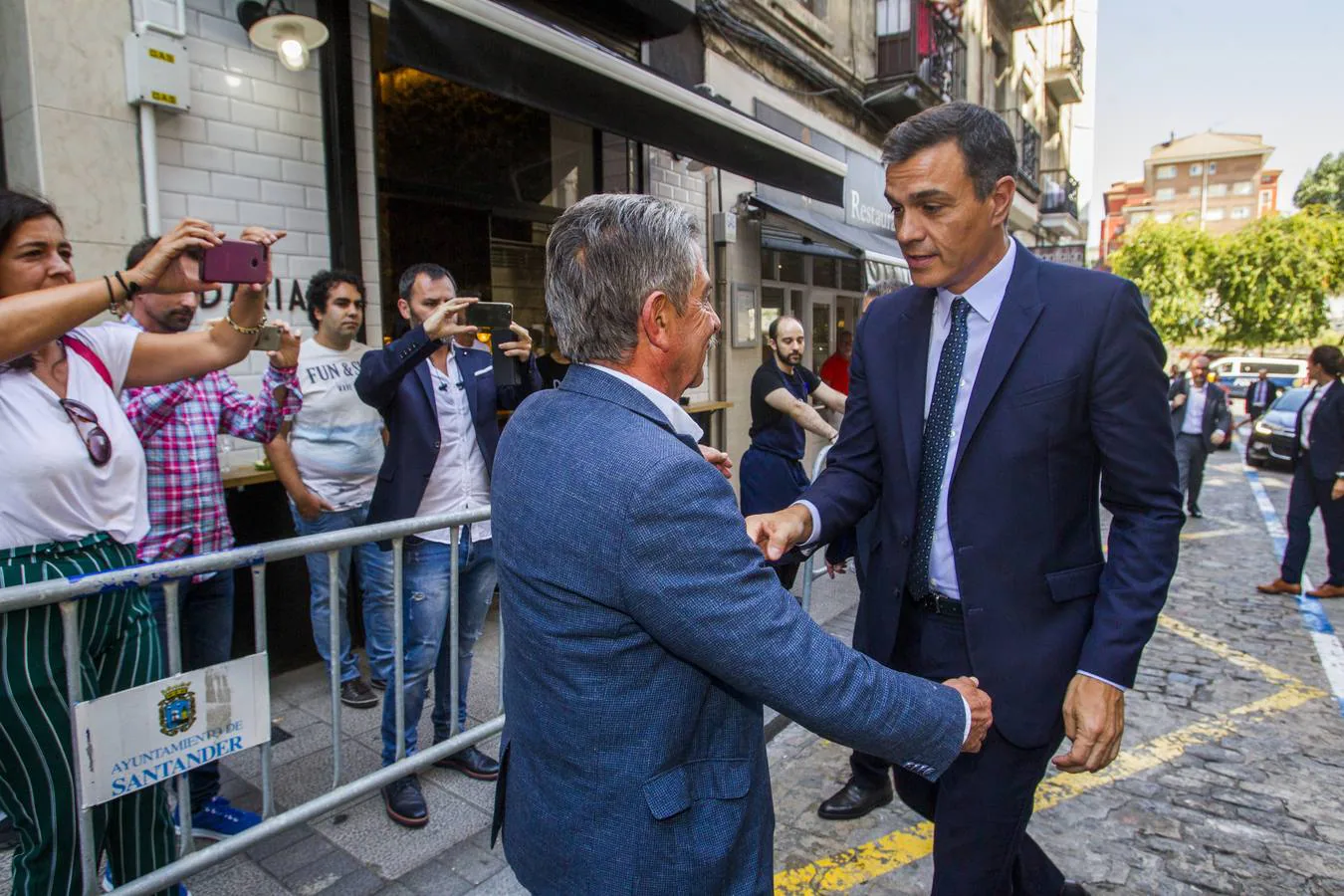 Revilla recibe a Pedro Sánchez en la calle Bonifaz de Santander.