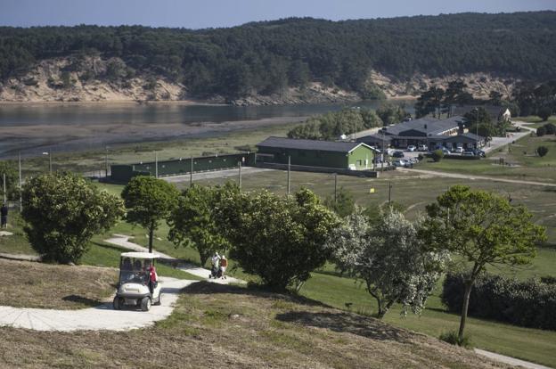 Imagen de archivo del campo de golf Abra del Pas, uno de los centros que gestiona Cantur.