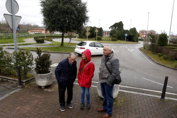 Los vecinos Agustín Fernández, Marián Cicero y Jesús Cueto muestran la intersección que se va a remodelar. 