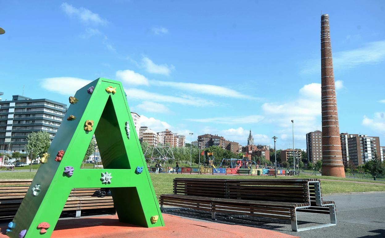 Vistas de la chimenea del parque de Etxebarria, en Bilbao. 