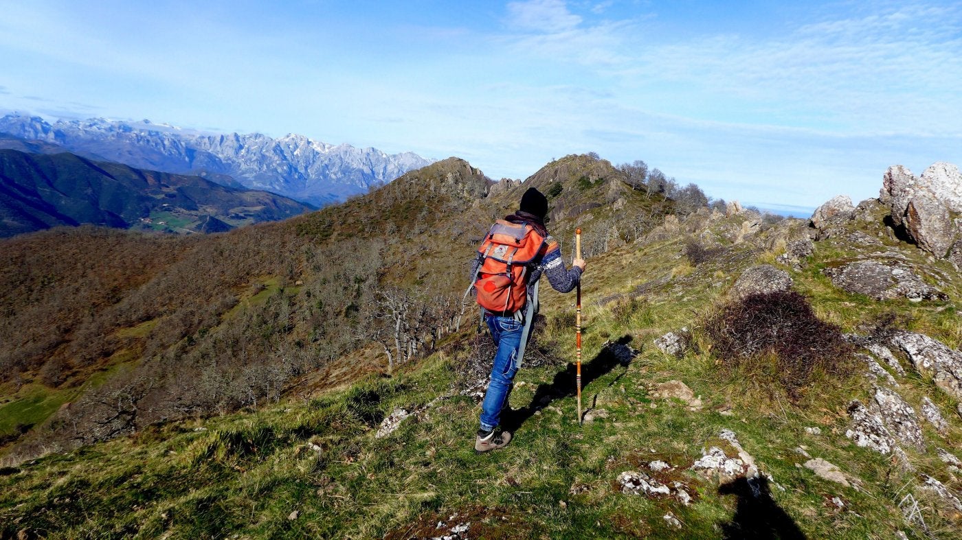 Camino de alcanzar dos de las cimas del recorrido, la última Peña Porrera. 