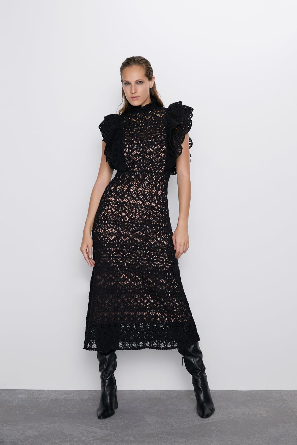 Vestido estructurado de crochet con volantes (79,95 euros).