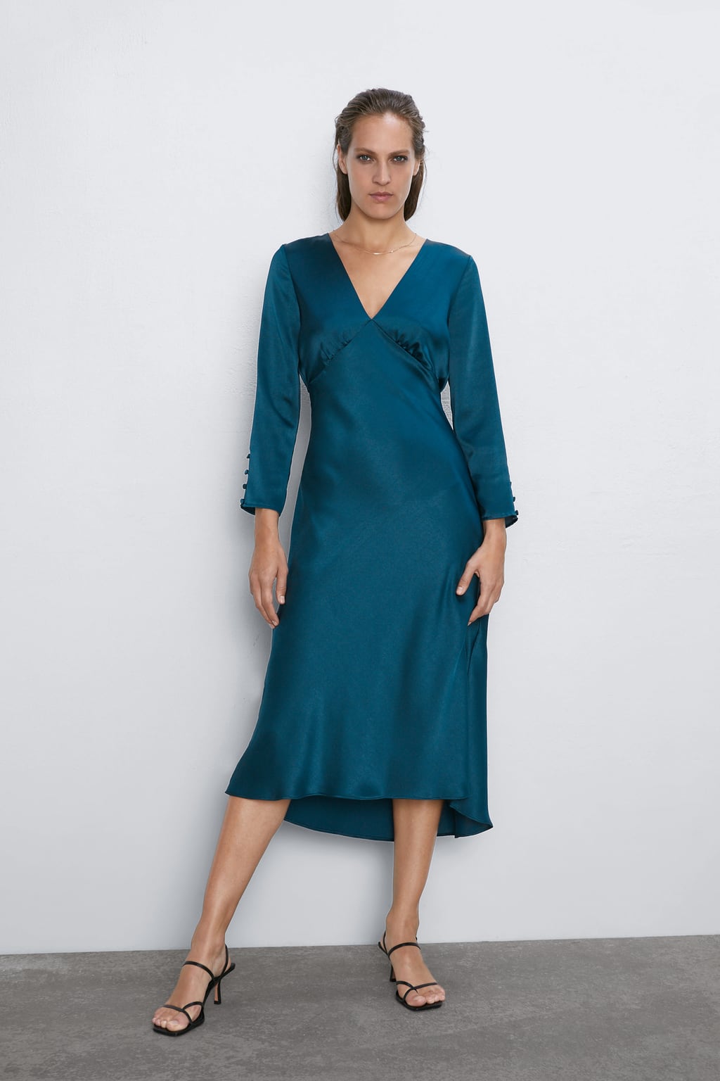 Vestido satinado de corte midi (39,95 euros).