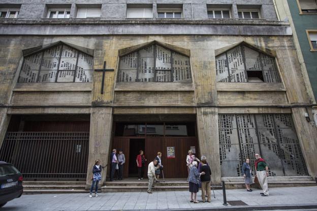 Salida de fieles tras la misa de mediodía en la parroquia de Santa María de los Ángeles, ayer en la calle Perines. :