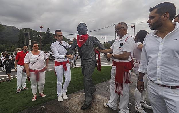  El alcalde y Pedro Deza, de la peña 8 de Septiembre, colocaron el fajín y el pañuelo al corredor.