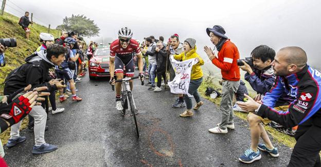 Alberto Contador es alentado por el público durante la subida a Los Machucos en 2017. :: javier cotera