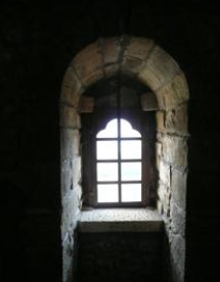 Imagen secundaria 2 - Parroquia de San Sebastián de Reinosa. A continuación, centro de interpretación del románico en Villacantid. Finalmente, ventana del castillo de Argüeso.