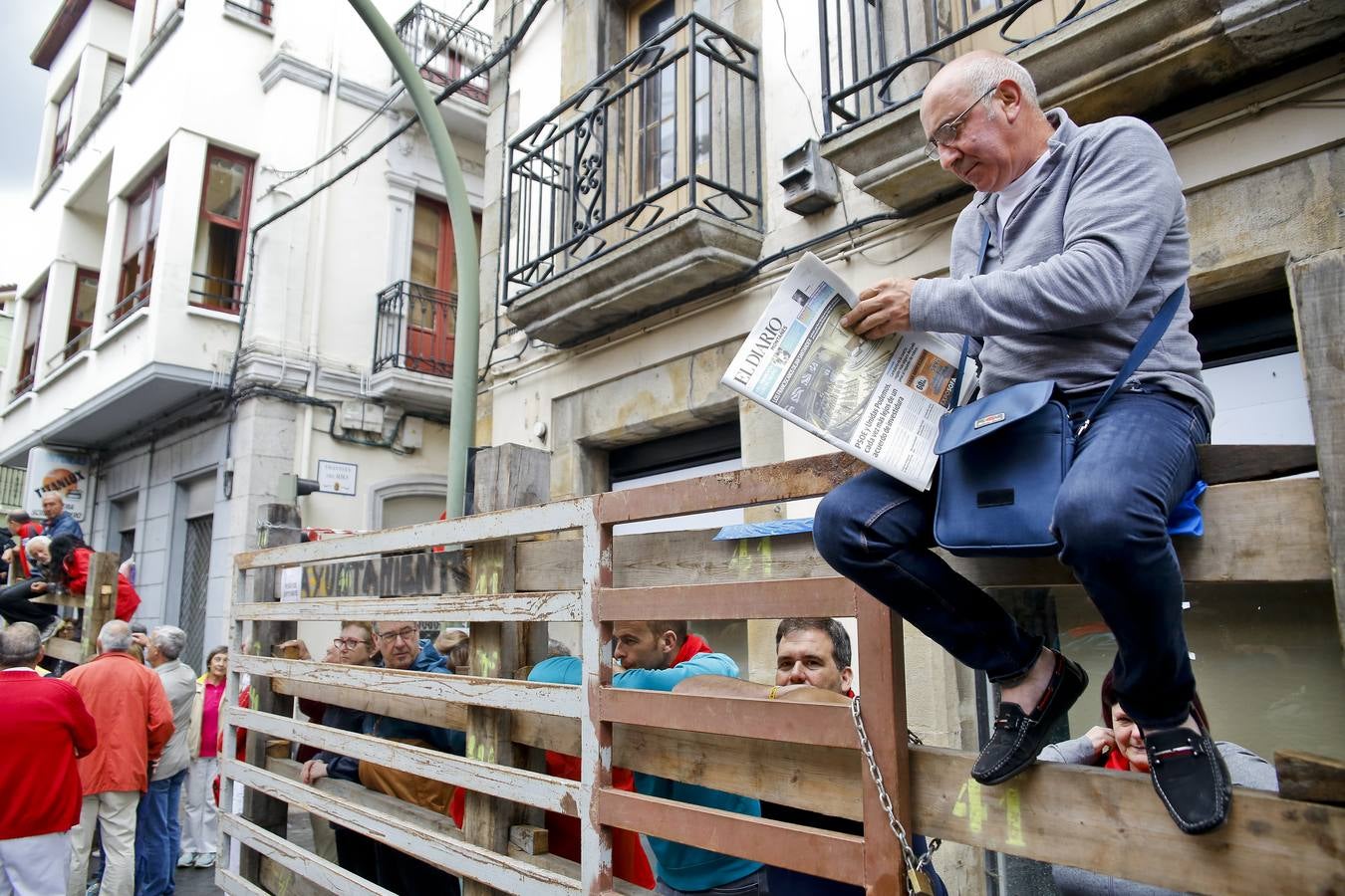 La lluvia registrada durante la noche ha complicado la carrera de los mozos por lo resbaladizo que esta el suelo