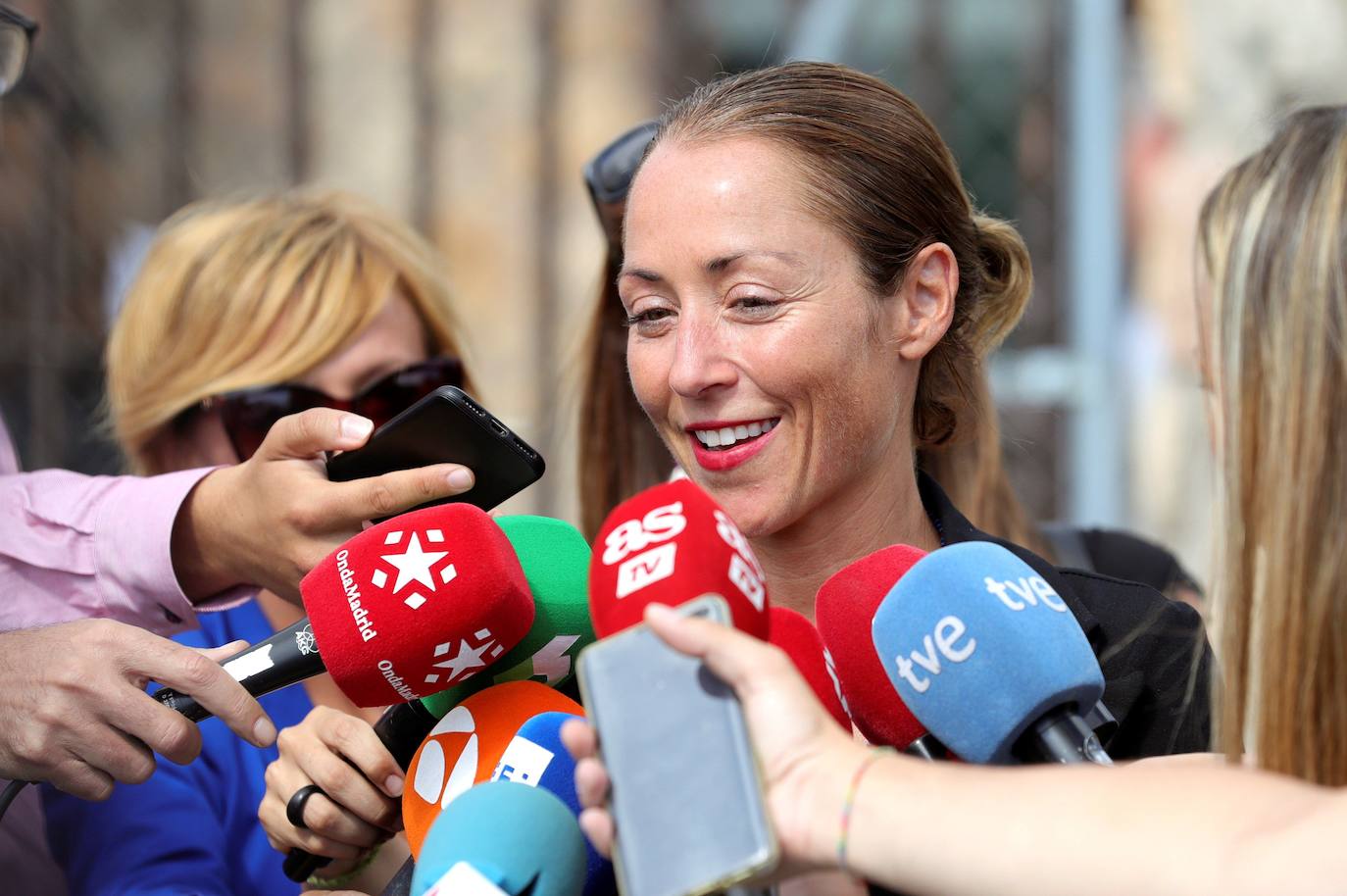 Paula, hija del campeón olímpico Paquito Fernández Ochoa, hermano de la fallecida medallista olímpica Blanca Fernández Ochoa, realiza decdlaraciones a los medios en la capilla ardiente.