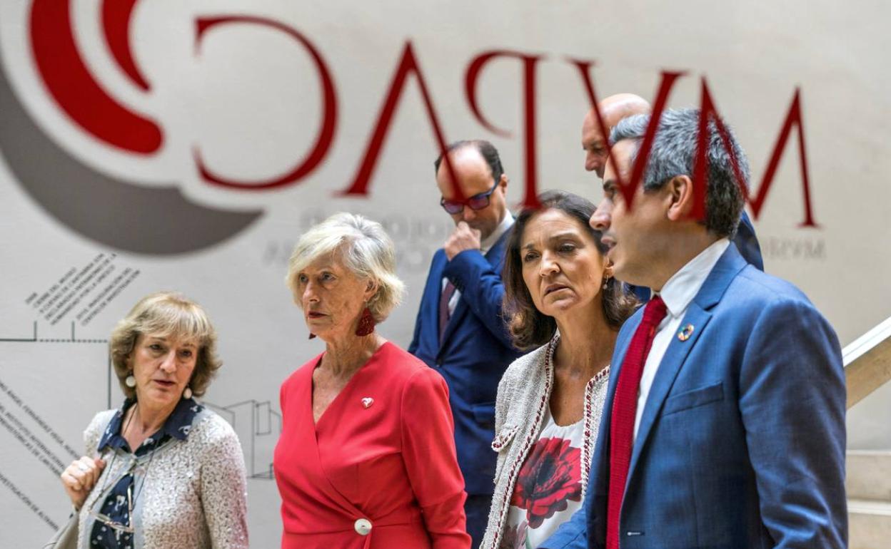 La ministra de Industria, Comercio y Turismo en funciones, Reyes Maroto, junto al vicepresidente de Cantabria, Pablo Zuloaga durante su visita al Museo de Prehistoria y Arqueología de Cantabria.