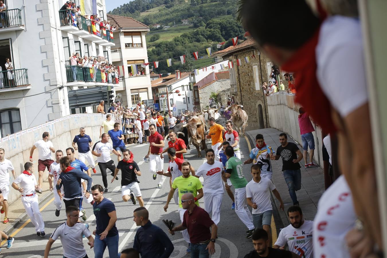 La localidad cántabra ha celebrado un segundo y multitudinario encierro que ha dejado tres contusionados leves.