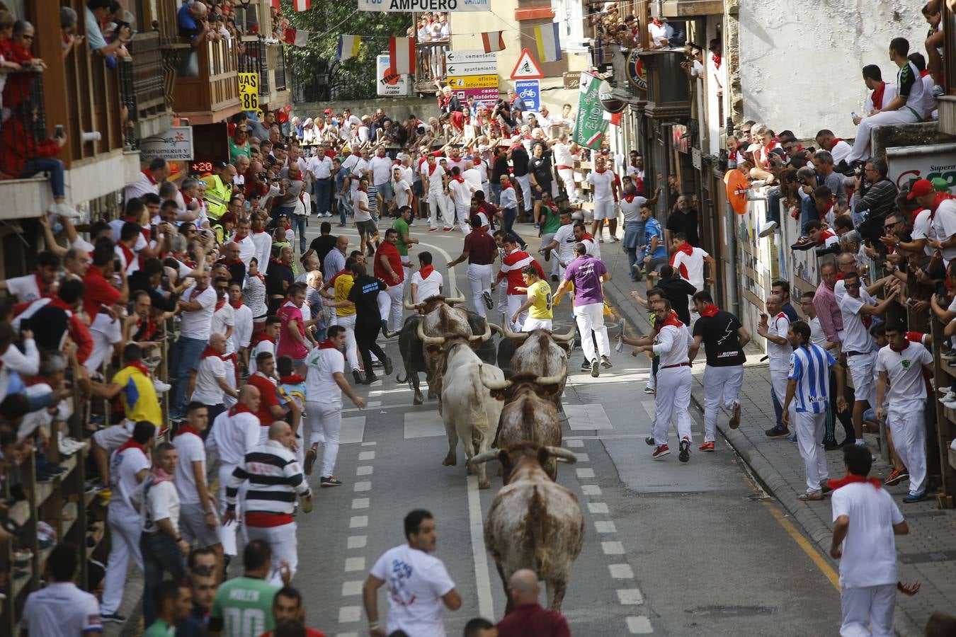 La localidad cántabra ha celebrado un segundo y multitudinario encierro que ha dejado tres contusionados leves.