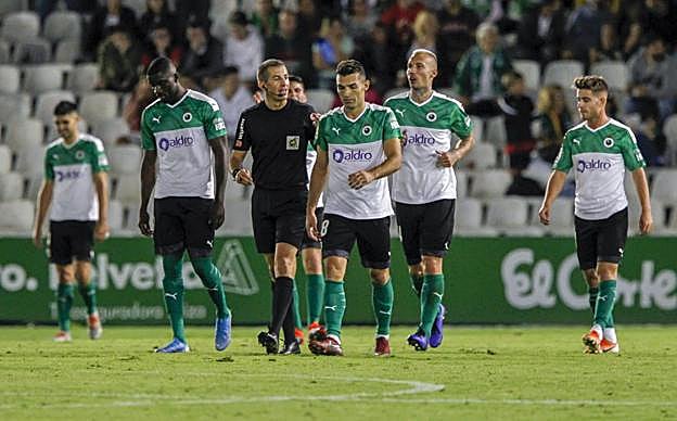 El colegiado Iglesias Villanueva habla con David Barral después del gol que supuso la derrota para el Racing frente al Cádiz. 