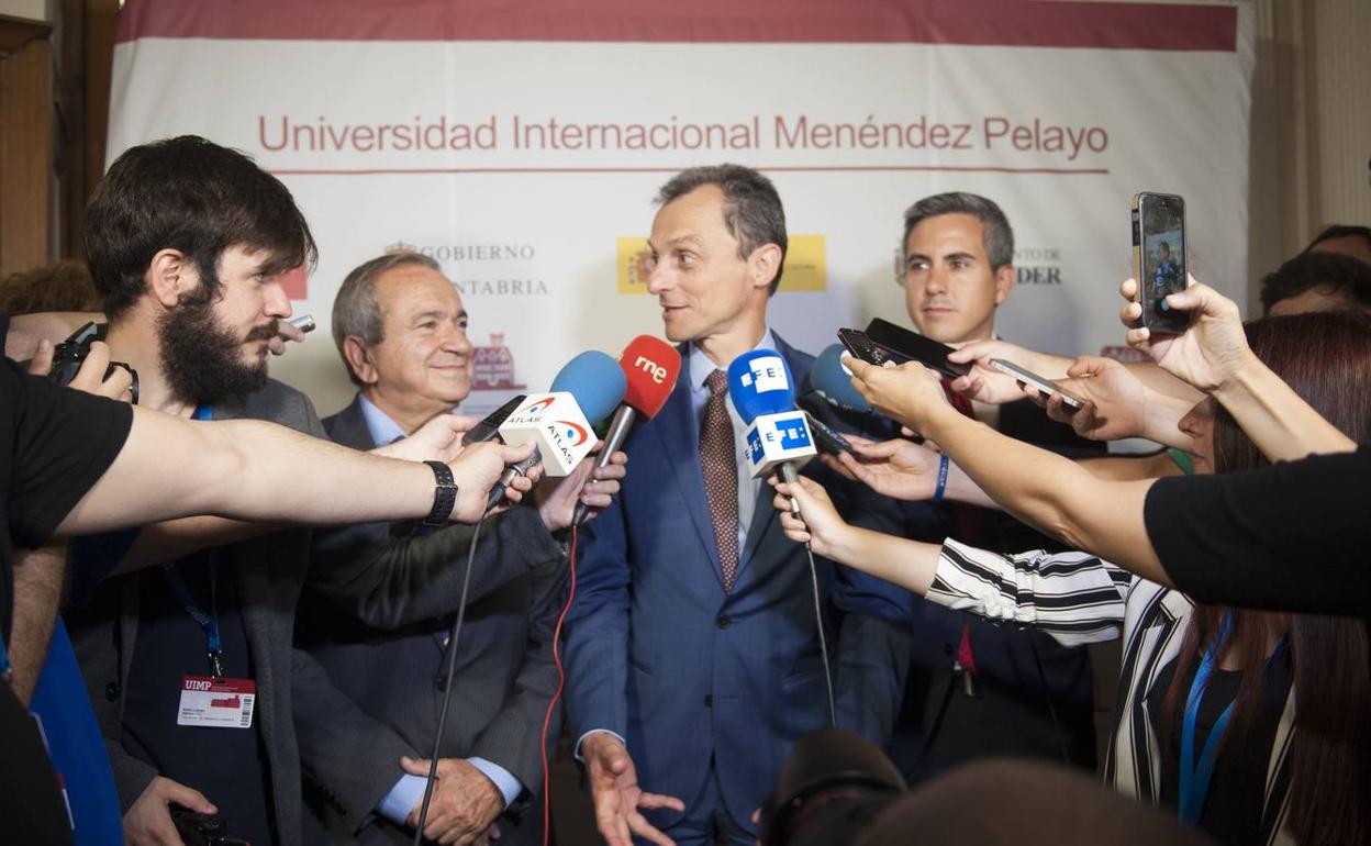 Pedro Duque, ministro de Ciencia, Innovación y Universidades, durante una visita a la UIMP en Santander.