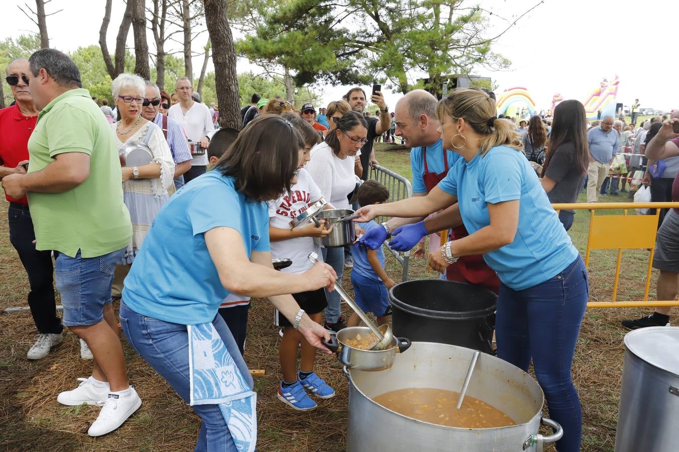 Fotos: Miles de barquereños disfrutan del sorropotún en la fiesta del Mozucu