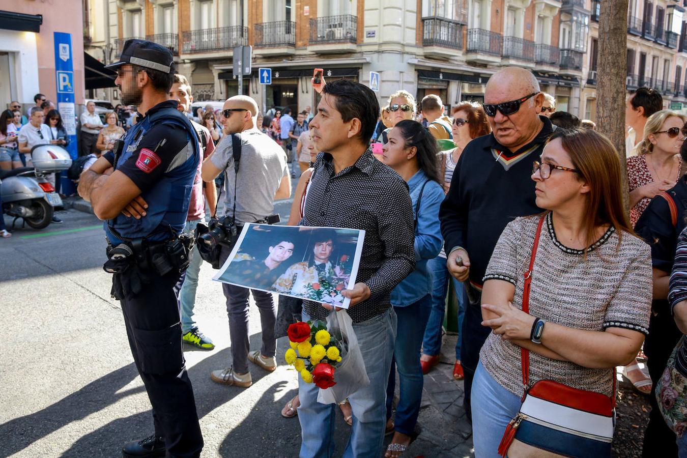 Varias personas acuden a la sede de la SGAE para dar el último adiós al cantante Camilo Sesto.