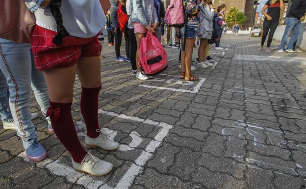 Niños a las puertas del colegio Sanz de Sautuola, esta mañana en Santander.