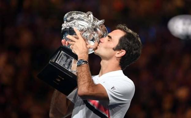 Roger Federer besa el trofeo del Open de Australia 2018. 