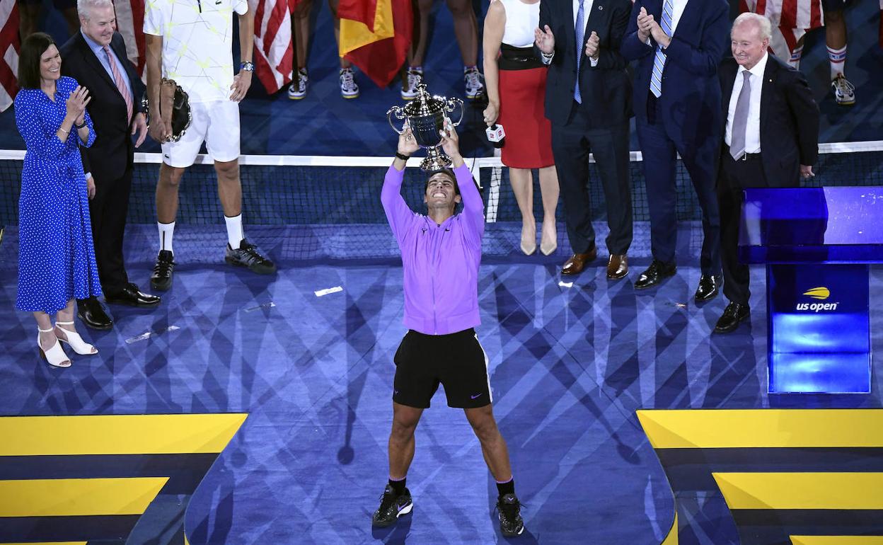 Rafa NAdal levanta el trofeo de campeón del Abierto de Estados Unidos. 