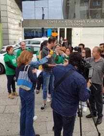 Imagen secundaria 2 - La PAH convoca una protesta para tratar de paralizar el desahucio de los dueños del hotel Conde Duque de Santillana del Mar