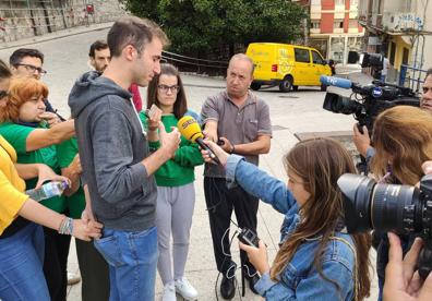 Imagen secundaria 1 - La PAH convoca una protesta para tratar de paralizar el desahucio de los dueños del hotel Conde Duque de Santillana del Mar