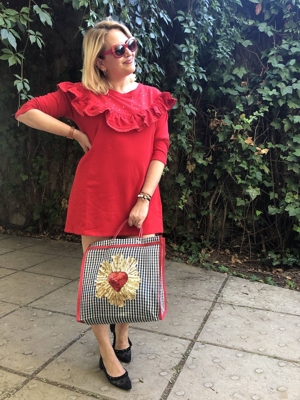 Yolanda Sanz (Madrileña afincada en Barcelona, @elvestidordeyo) nos propone un look en rojo. Apuesta por un vestidito rojo, corto y con volantes que le va de maravilla a la bolsa mexicana con su corazón de lentejuelas. Un look alegre, vistoso y lleno de color que Yolanda lleva con mucho estilo.