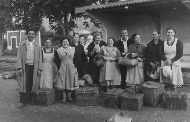 Renoveras pasiegas (vendedoras ambulantes) de Carriedo, Selaya o Aloños que bajaban al mercado por género en la Estación de Sarón.