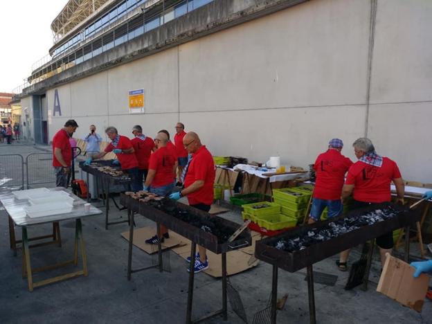 Este año está previsto que los integrantes de la Cofradía asen 600 kilos de bonito para ser degustados por los vecinos.