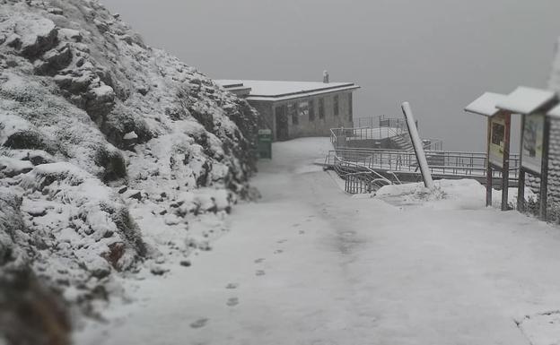 Imagen principal - Exteriores de la estación superior de Fuente Dé, totalmente nevado a las ocho y media de la mañana.