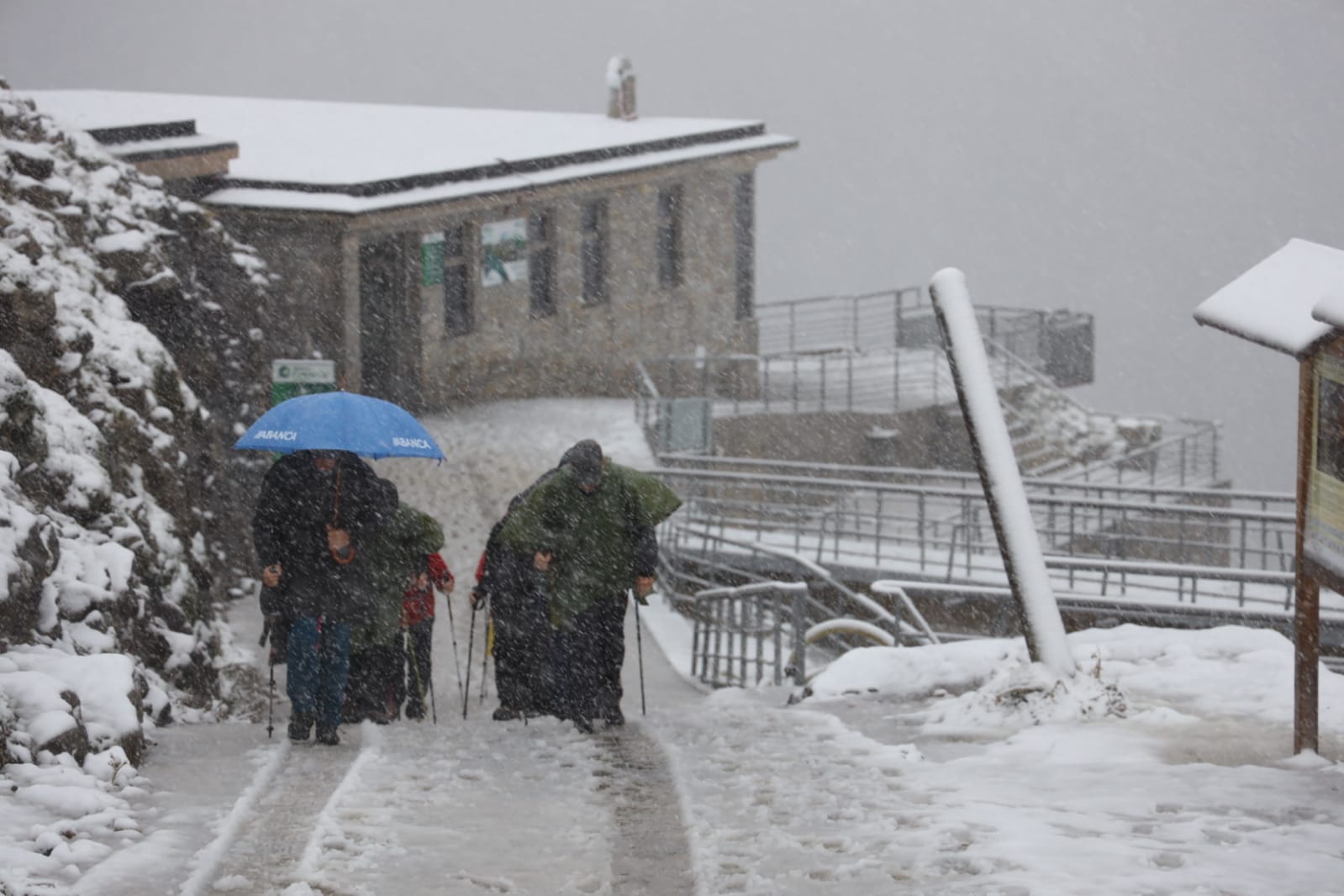 Fotos: El otoño irrumpe en Cantabria con precipitaciones tormentosas, fuertes vientos y nieve en los Picos