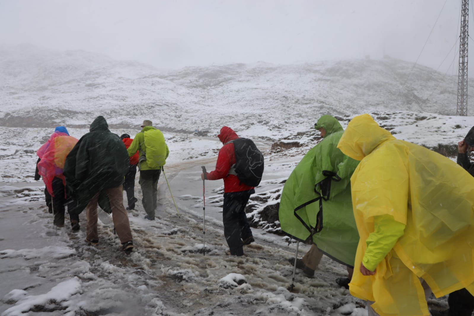 Fotos: El otoño irrumpe en Cantabria con precipitaciones tormentosas, fuertes vientos y nieve en los Picos