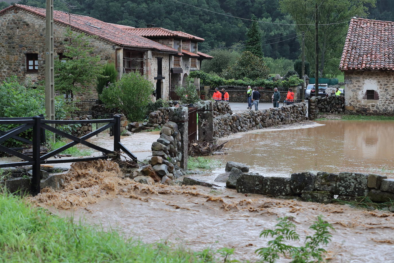 La casa afectada por las inundaciones en Sopeña. 