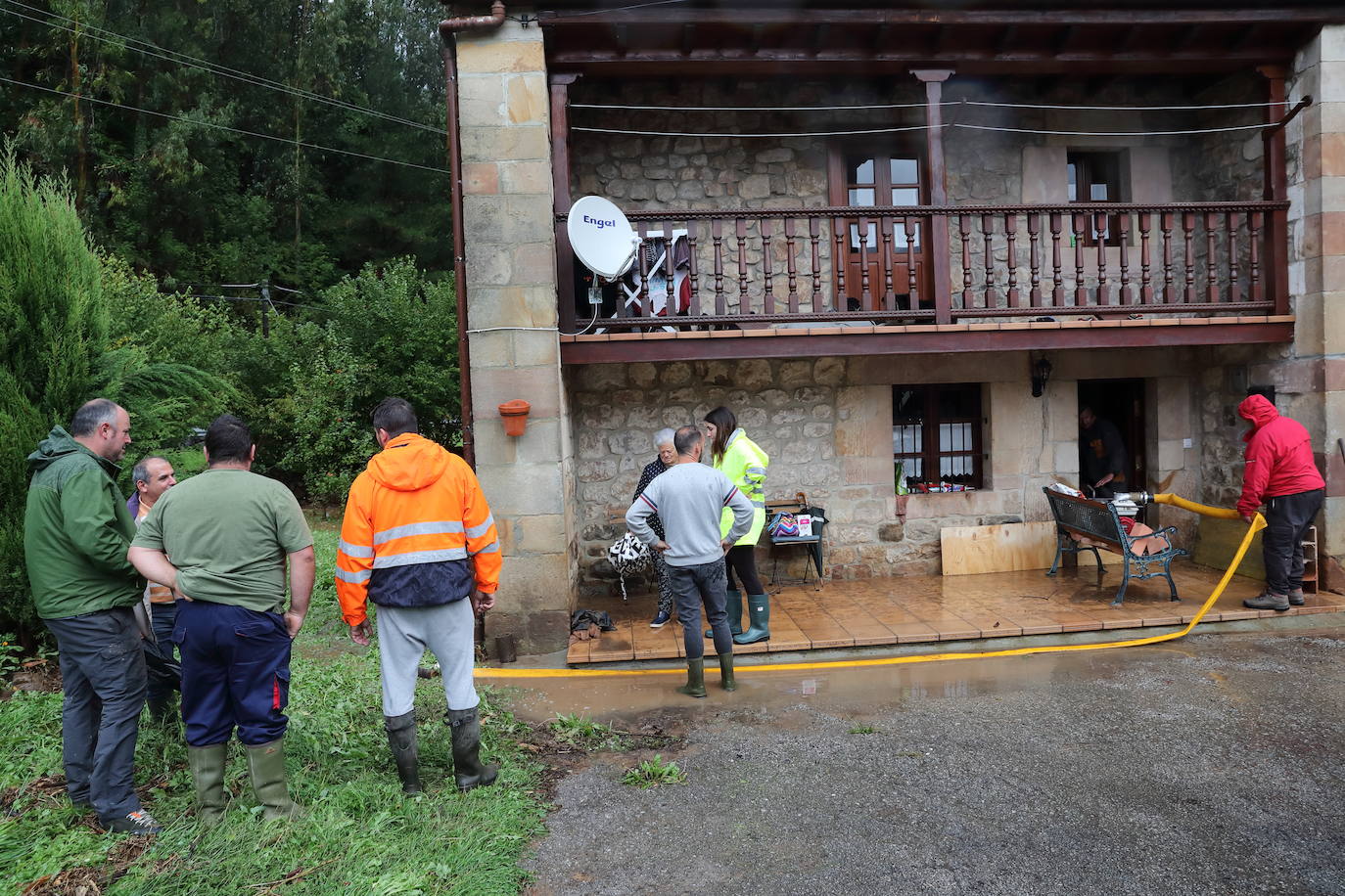 La casa afectada por las inundaciones en Sopeña. 