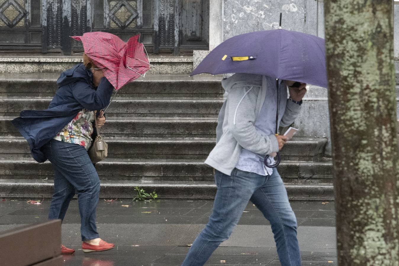 La gota fría que recorre el norte de la península ha dejado hasta este mediodía una precipitación acumulada de hasta 53 litros por metro cuadrado en puntos de Cantabria como Fuente Dé, la máxima de la comunidad. Llueve con gran intensidad en toda la región. En las imágenes, las calles del centro de Santander, complicadas de recorrer caminando este martes debido a la lluvia y el viento