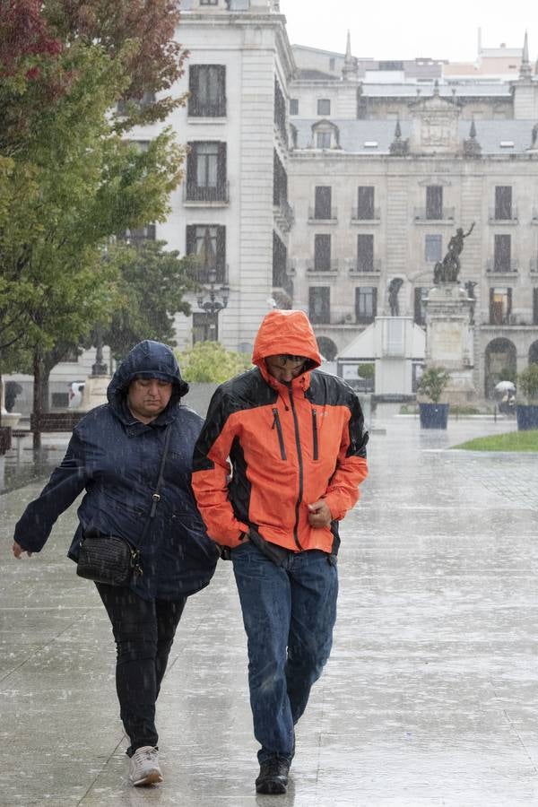 La gota fría que recorre el norte de la península ha dejado hasta este mediodía una precipitación acumulada de hasta 53 litros por metro cuadrado en puntos de Cantabria como Fuente Dé, la máxima de la comunidad. Llueve con gran intensidad en toda la región. En las imágenes, las calles del centro de Santander, complicadas de recorrer caminando este martes debido a la lluvia y el viento