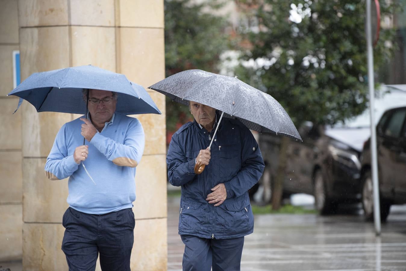 La gota fría que recorre el norte de la península ha dejado hasta este mediodía una precipitación acumulada de hasta 53 litros por metro cuadrado en puntos de Cantabria como Fuente Dé, la máxima de la comunidad. Llueve con gran intensidad en toda la región. En las imágenes, las calles del centro de Santander, complicadas de recorrer caminando este martes debido a la lluvia y el viento