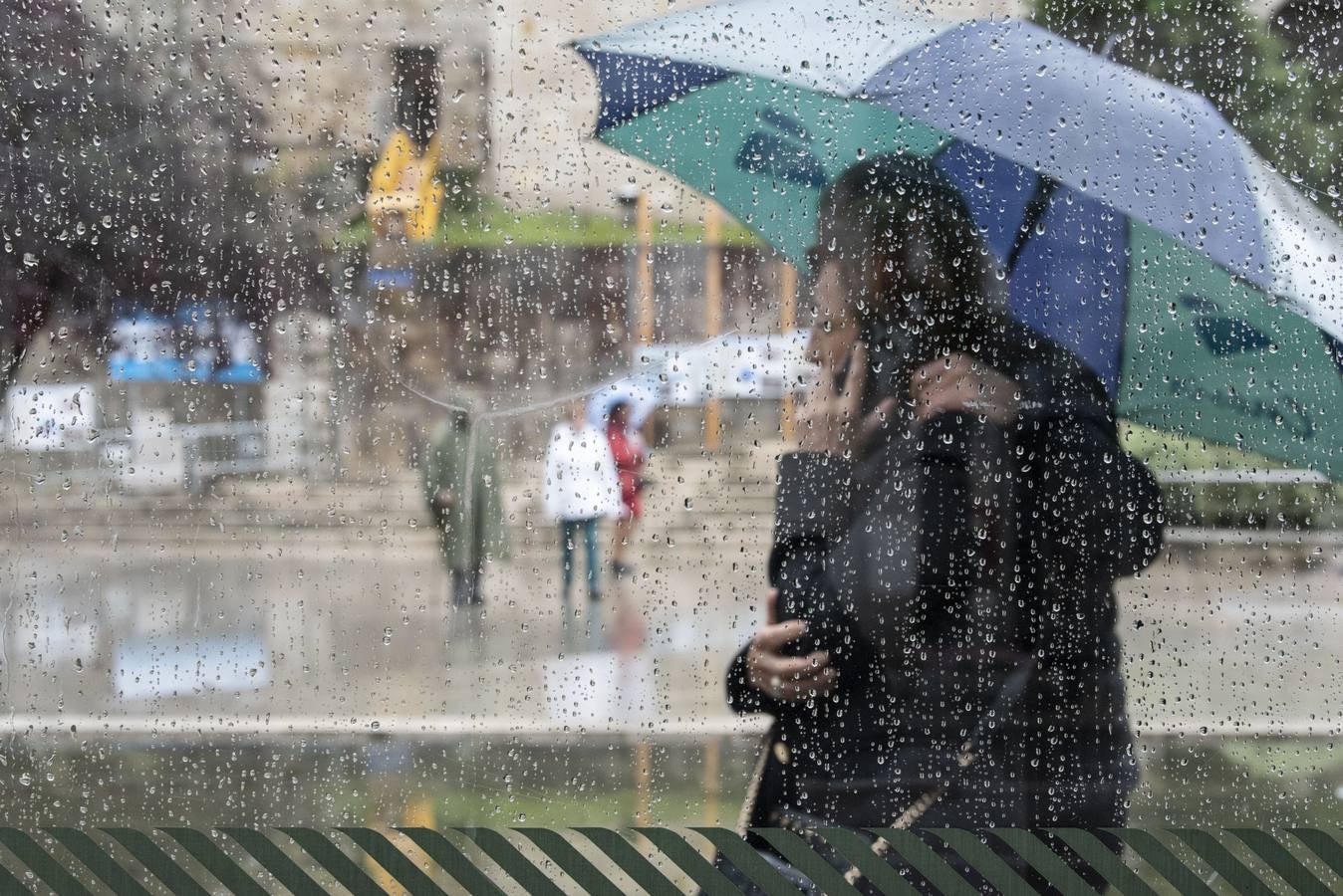 La gota fría que recorre el norte de la península ha dejado hasta este mediodía una precipitación acumulada de hasta 53 litros por metro cuadrado en puntos de Cantabria como Fuente Dé, la máxima de la comunidad. Llueve con gran intensidad en toda la región. En las imágenes, las calles del centro de Santander, complicadas de recorrer caminando este martes debido a la lluvia y el viento