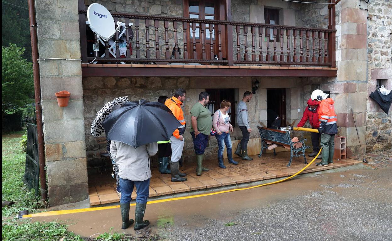 El río Saja vuelve a su cauce tras las inundaciones de ayer en Sopeña y Mazcuerras