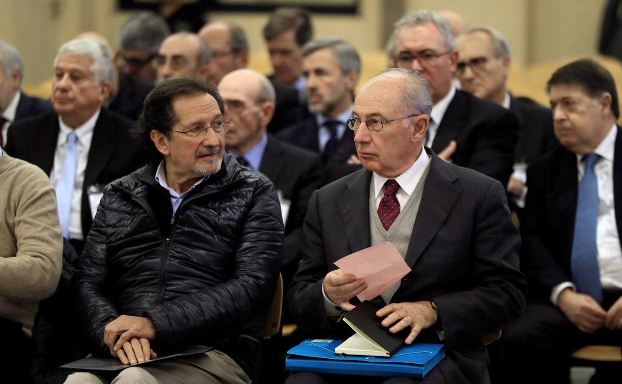 El expresidente de Bankia Rodrigo Rato (derecha) al comienzo del juicio oral del 'caso Bankia'.