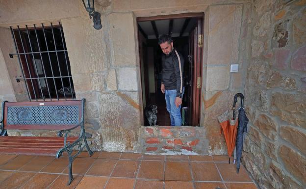 Los vecinos de Sopeña tuvieron que hacer un pequeño muro en las entradas de sus casas para que no se metiera el agua.