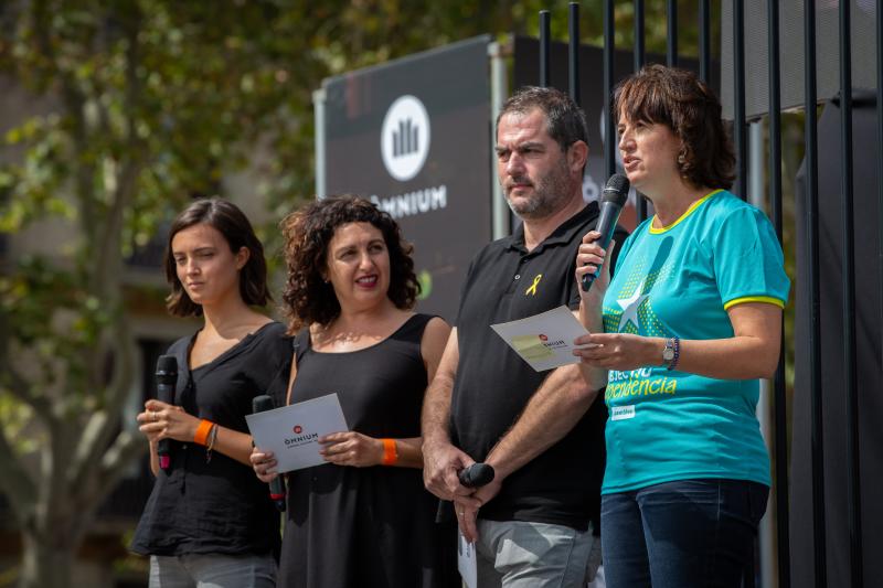 Cientos de miles de personas se manifestaron este miércoles en Barcelona a favor de la independencia y reclamando la libertad de los presos secesionistas. Según la Guardia Urbana, en torno a 600.000 personas participaron en la protesta organizada por la ANC y Ómnium Cultural, convertida ya en una tradición en el inicio político en Cataluña. La jornada terminó con el desalojo del parque de la Ciutadella de Barcelona tras dispersar a los cerca de 300 manifestantes independentistas que se concentraban las puertas del Parlament, entre insultos y momentos de tensión de los Mossos d'Esquadra con algunos grupos de activistas.