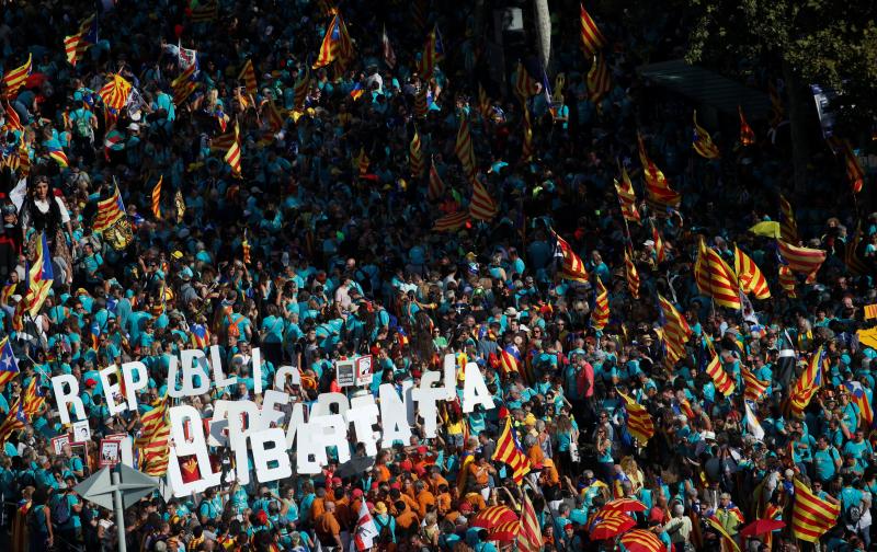 Cientos de miles de personas se manifestaron este miércoles en Barcelona a favor de la independencia y reclamando la libertad de los presos secesionistas. Según la Guardia Urbana, en torno a 600.000 personas participaron en la protesta organizada por la ANC y Ómnium Cultural, convertida ya en una tradición en el inicio político en Cataluña. La jornada terminó con el desalojo del parque de la Ciutadella de Barcelona tras dispersar a los cerca de 300 manifestantes independentistas que se concentraban las puertas del Parlament, entre insultos y momentos de tensión de los Mossos d'Esquadra con algunos grupos de activistas.