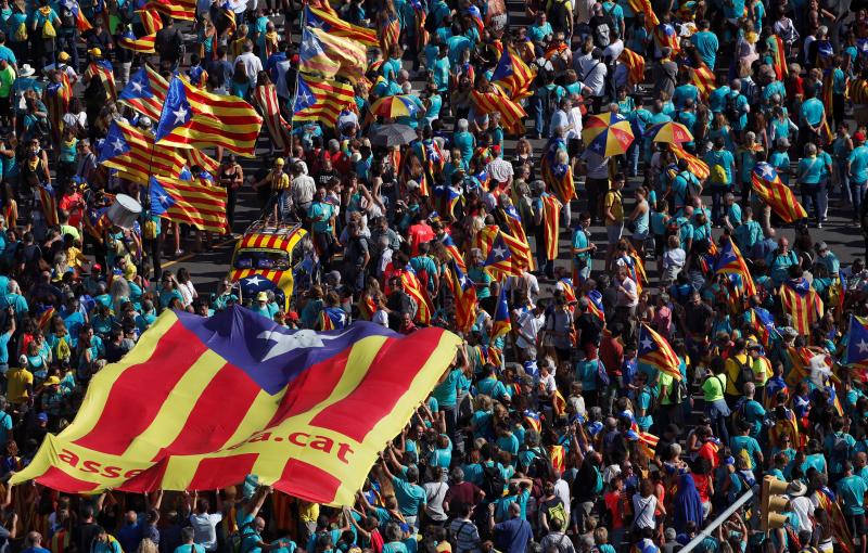 Cientos de miles de personas se manifestaron este miércoles en Barcelona a favor de la independencia y reclamando la libertad de los presos secesionistas. Según la Guardia Urbana, en torno a 600.000 personas participaron en la protesta organizada por la ANC y Ómnium Cultural, convertida ya en una tradición en el inicio político en Cataluña. La jornada terminó con el desalojo del parque de la Ciutadella de Barcelona tras dispersar a los cerca de 300 manifestantes independentistas que se concentraban las puertas del Parlament, entre insultos y momentos de tensión de los Mossos d'Esquadra con algunos grupos de activistas.