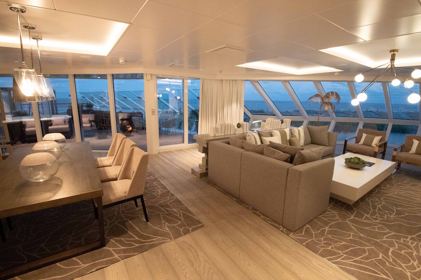 Celebrity Cruises - Iconic Suite. Al parecer, Celebrity Cruises se ha subido a lo más alto creando una de las suites más espectaculares del mundo: la Iconic Suite, que cuenta con 243 metros cuadrados y tiene unas vistas impresionantes gracias a sus enormes ventanales de cristal ubicados en la proa de la cubierta 12. Entre sus paredes de diseño minimalista se puede encontrar una terraza con jacuzzi, una hamaca balinesa con cuatro sillones de exterior, un salón con dos zonas diferenciadas de living-room y comedor, dos habitaciones y dos baños. A todo ello se le suma el servicio de mayordomo, restaurante privado exclusivo con una carta propia para desayunos, cenas y almuerzos, acceso al Michael´s club –salón VIP exclusivo y privado–, o amenities Bvlgari entre otras.