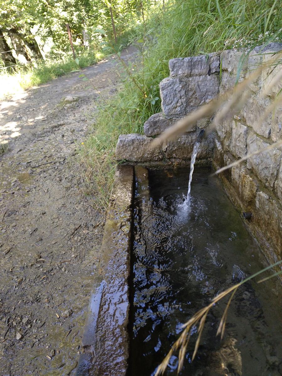 Una de las fuentes de agua potable que se encuentran por el camino.